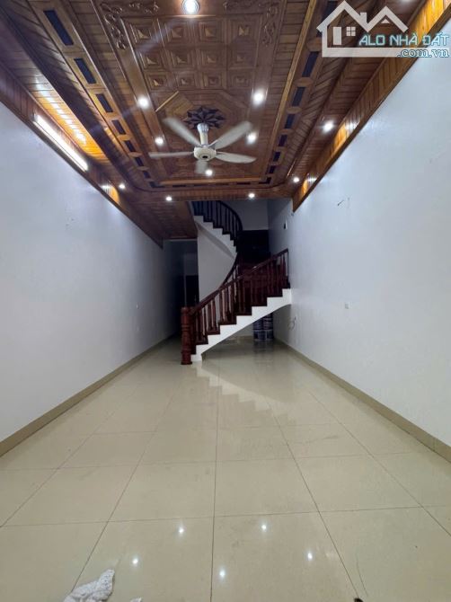 Nhà 3 tầng thông 2 đầu đường 96m mặt Lương Đình Của hơn 11 tỷ