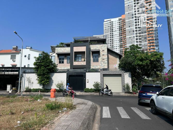 BIỆT THỰ NGANG 19M – KHUÔN ĐẤT 300M² – HỒ BƠI, GARAGE RIÊNG