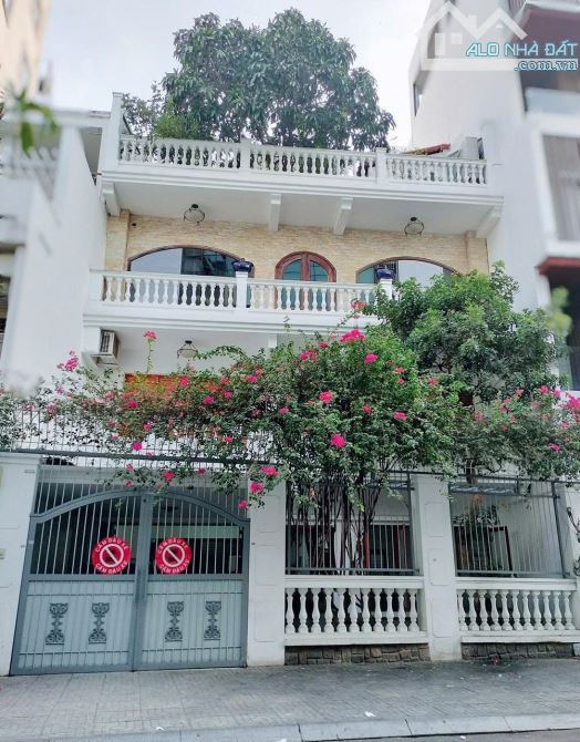 BIỆT THỰ SÂN VƯỜN CÓ HỒ BƠI – NGANG GẦN 10M – KHUÔN ĐẤT 233,3M²
