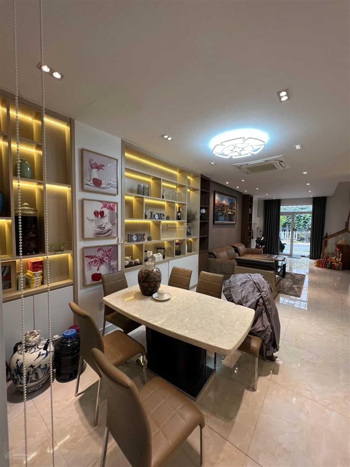 Chính chủ bán nhà phố mega ruby 5x20m. nội thất đầy đủ. view hồ bơi. đường 20m. gọi ngay 0982 667 ***