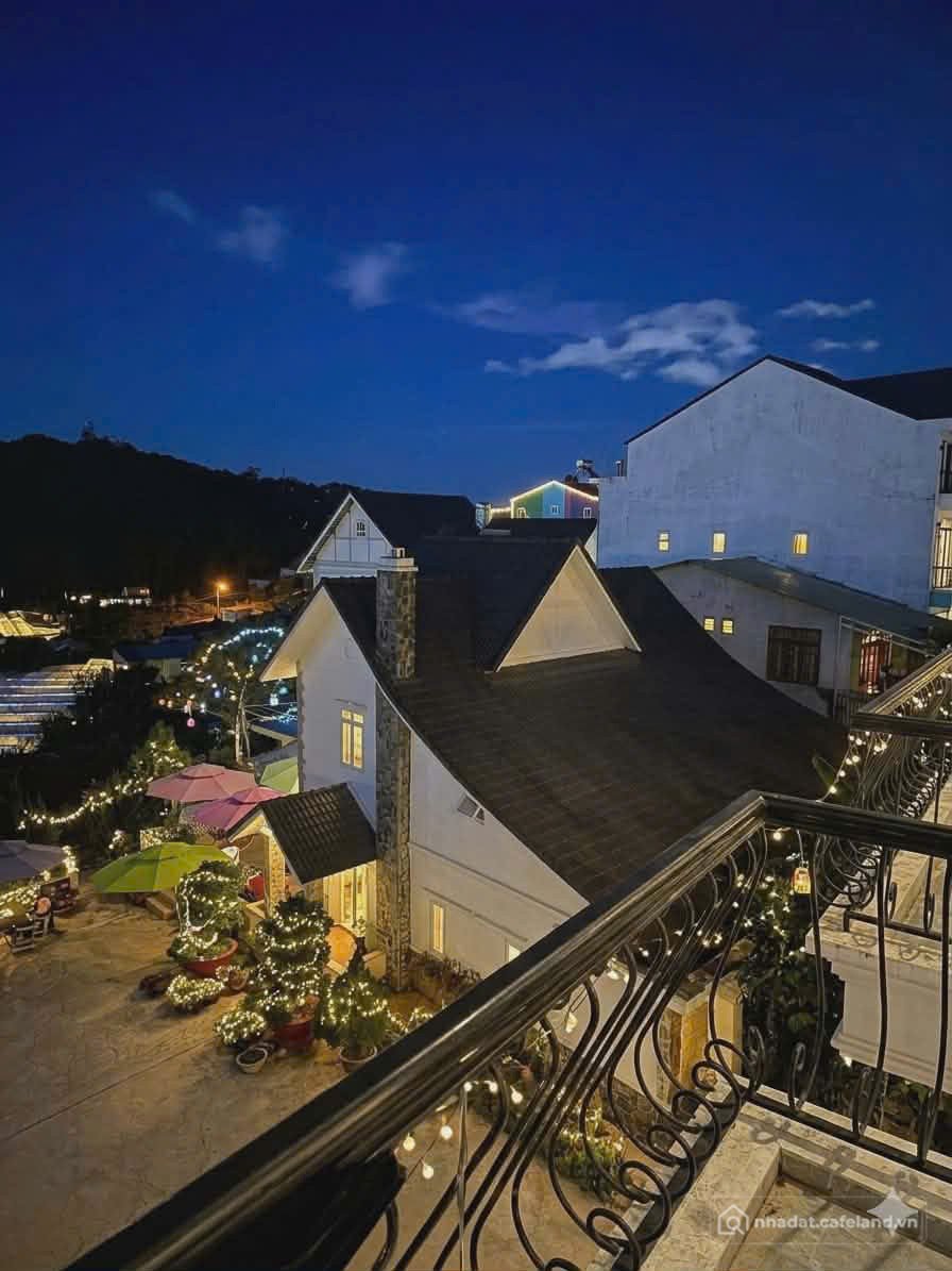 Bán nhà hàng - Khách sạn: Khách sạn 5 tầng view đồi thông cực đẹp Phường Lâm Viê