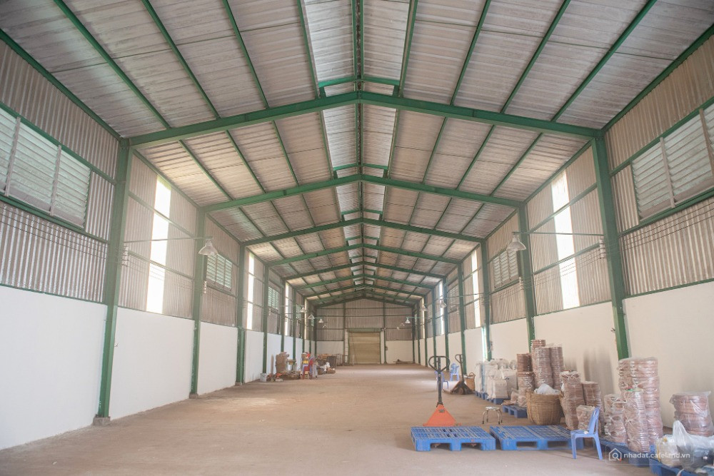 Cho thuê kho xưởng 1000m² (mở rộng được) ở gần đường QL 10. Có sẵn VP, nhà ăn