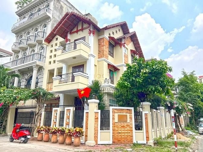 Biệt thự: Cho thuê biệt thự góc 3 tầng KDC Nam Long Trần Trọng Cung, Quận 7