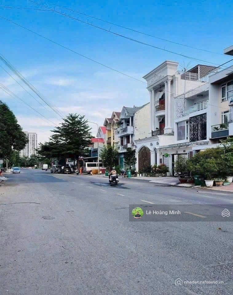 Bán kho, nhà xưởng: Bán đất có xưởng 10m x 30m. trục chính đường 30m khu biệt th