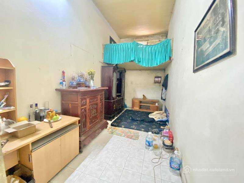 Bán kho, nhà xưởng: Nhà sát chợ Giời, trung tâm quận HBT, ô tô đỗ cửa, tiện để m