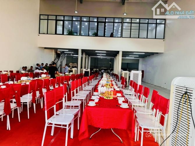 Cho thuê đất: Cho thuê 900m2 kho/ showroom/ gara mặt đường 32
