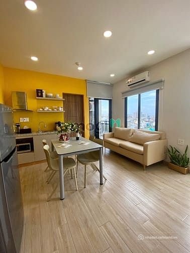 Biệt thự: Studio Ban Công Hiện Đại Tone Vàng Ấm Cúng Ngay Cầu Bông