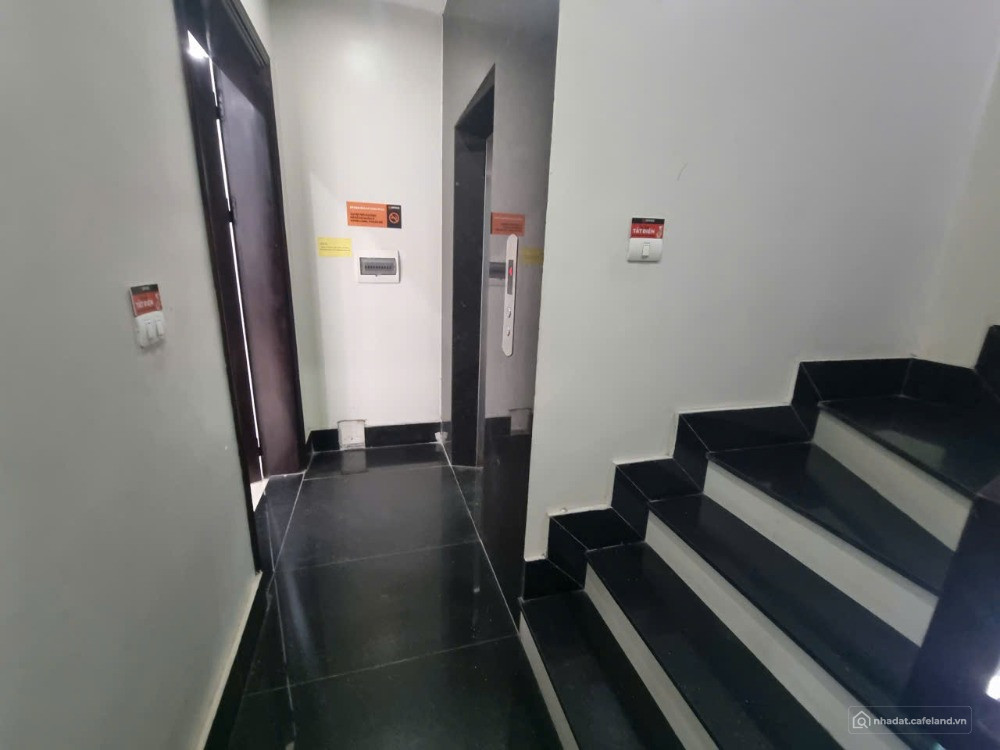 Chào thuê 120m sàn vp phố Nguyễn Hoàng, chia sẵn 2 phòng nhỏ, giá hợp lý sẵn bàn