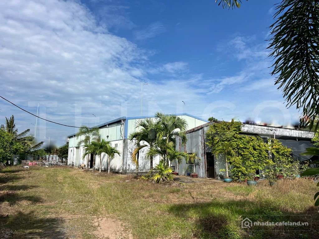 Văn phòng: Kho xưởng bãi 1.700 m² kho xây dựng 375 m² có văn phòng, trạm điện 3P