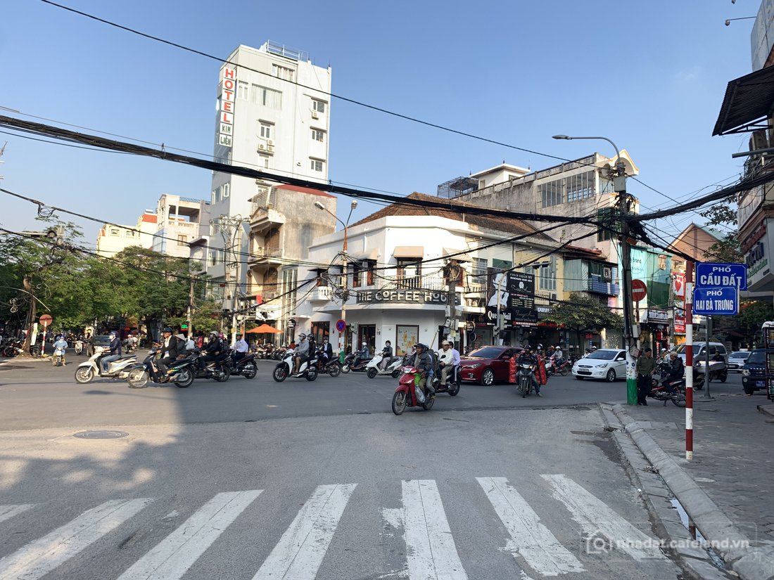 Cho thuê mặt bằng: Cho thuê cả nhà MT: 4m DT: 60m2 phố Hai Bà Trưng, vỉa hè rộng