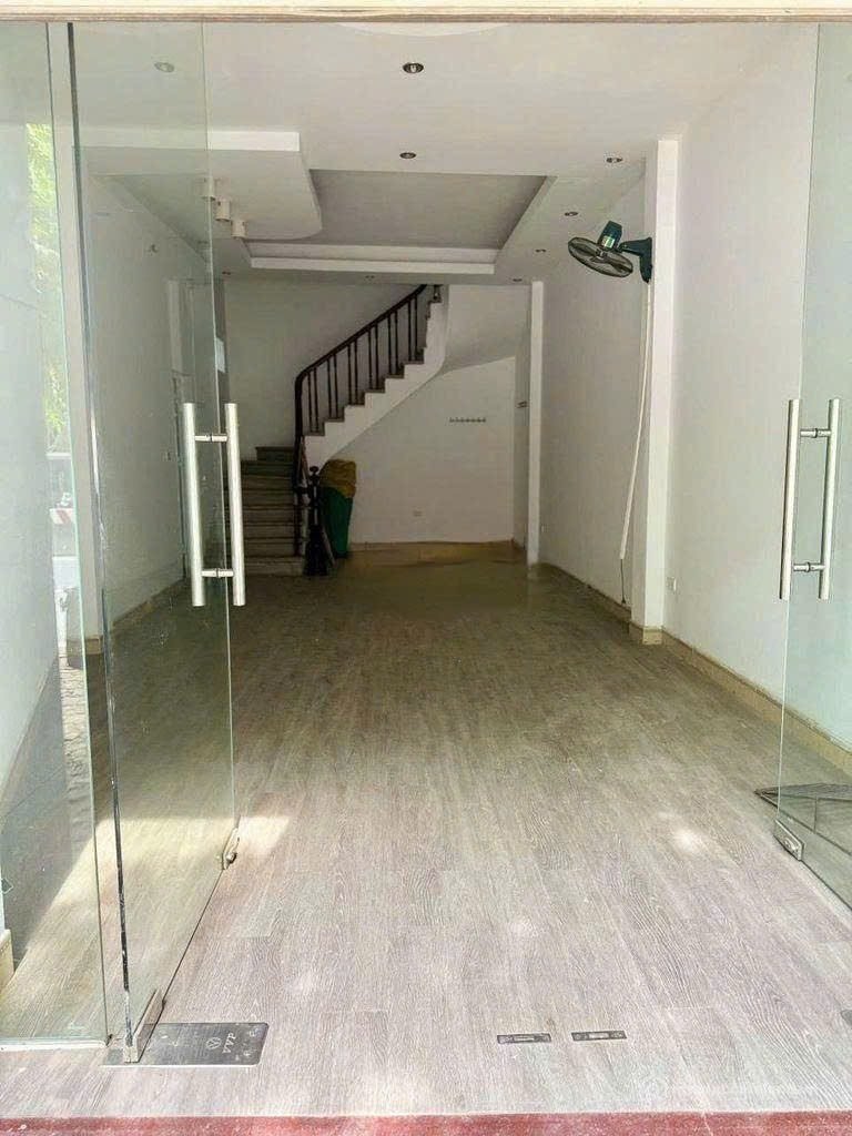 Cho thuê nhà riêng: Cho thuê Nhà Mặt Đường Lạc Long Quân - Tây Hồ 50m² 5 Tầng -