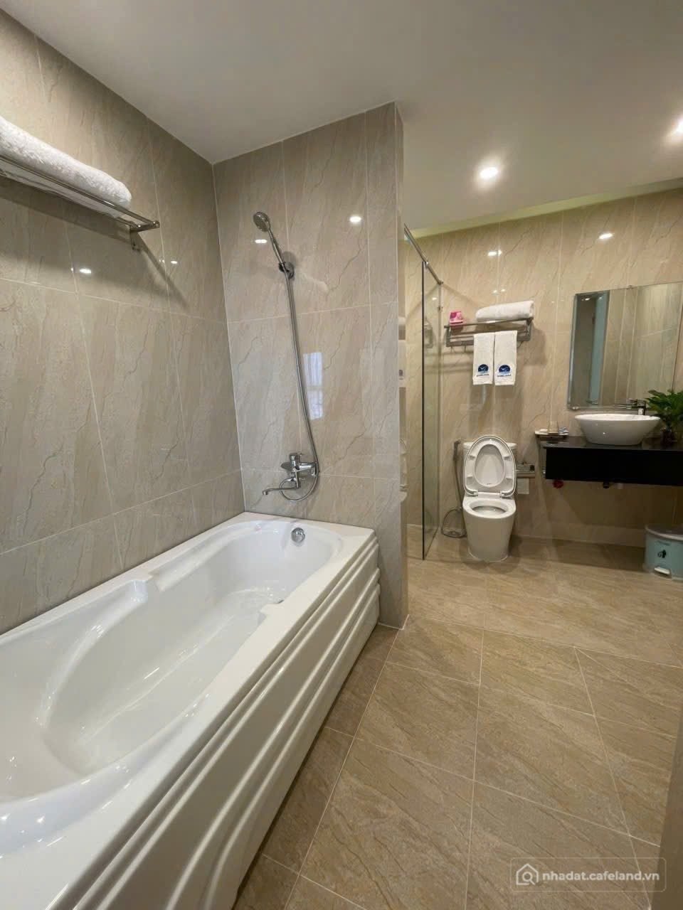 Bán nhà hàng - Khách sạn: Bán Khách sạn 240m2 có sẵn 240 m2 thổ cư giá 26 tỷ tại