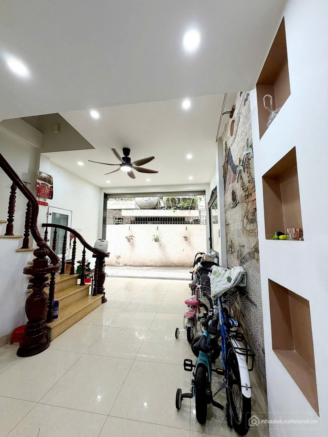 Cho thuê nhà riêng: Cho Thuê Nhà Xuân La 38M² 4 Tầng 4 Ngủ - Full Nội Thất - Ô T