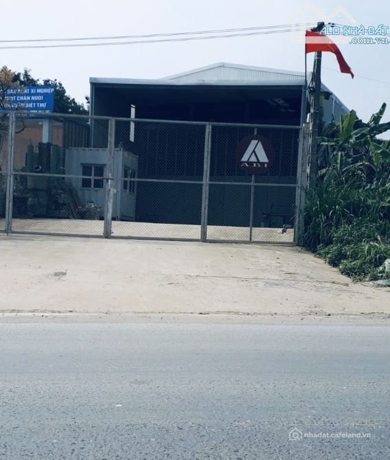Cho thuê mặt bằng: Cho thuê mặt bằng: Cho thuê đất: Cho thuê 550m2 kho có sẵn cẩ