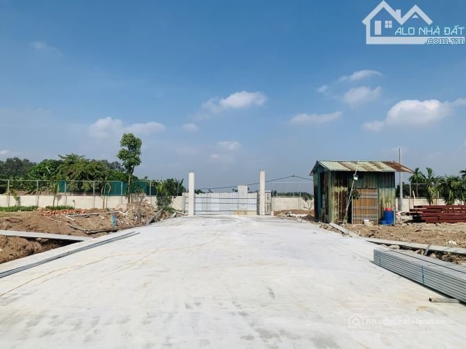 Cho thuê mặt bằng: Cho thuê mặt bằng: Cho thuê đất: Cho thuê 2000m2 gần đê song