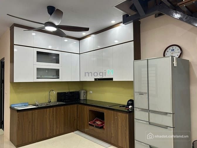 Cho thuê nhà riêng: Cho thuê nhà riêng: Nhà phố: Nhà nguyên căn 2 tầng mới xây,