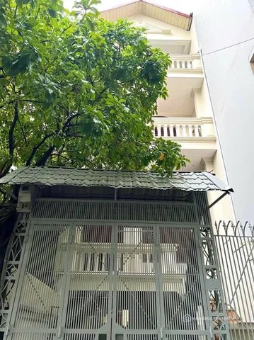 Cho thuê nhà riêng: Cầu Giấy- mặt phố- DT 100m2- 4 tầng - 4 ngủ- có sân- ô tô