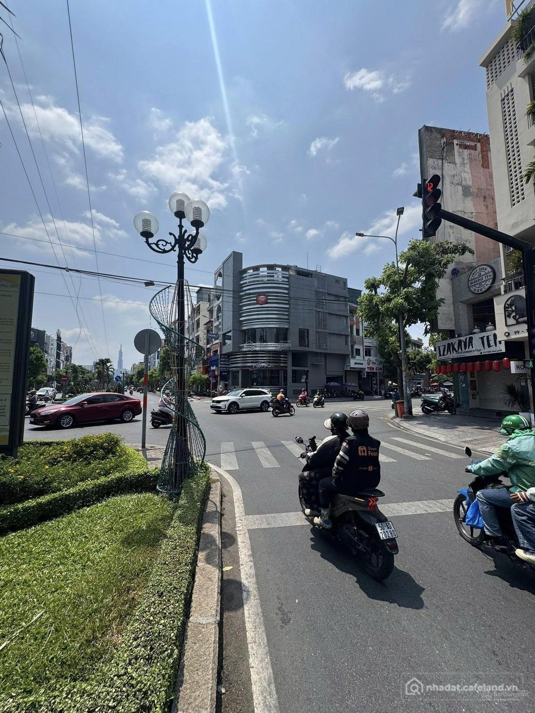 Nhà riêng: Mặt tiền 103105 phan xích long, p.2, q. phú nhuận