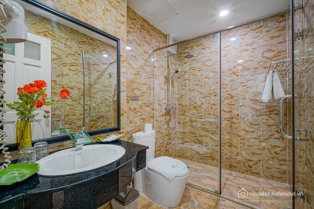 Bán nhà hàng - Khách sạn: Bán khách sạn 15 phòng, hợp đồng thuê 80 triệu/tháng đ