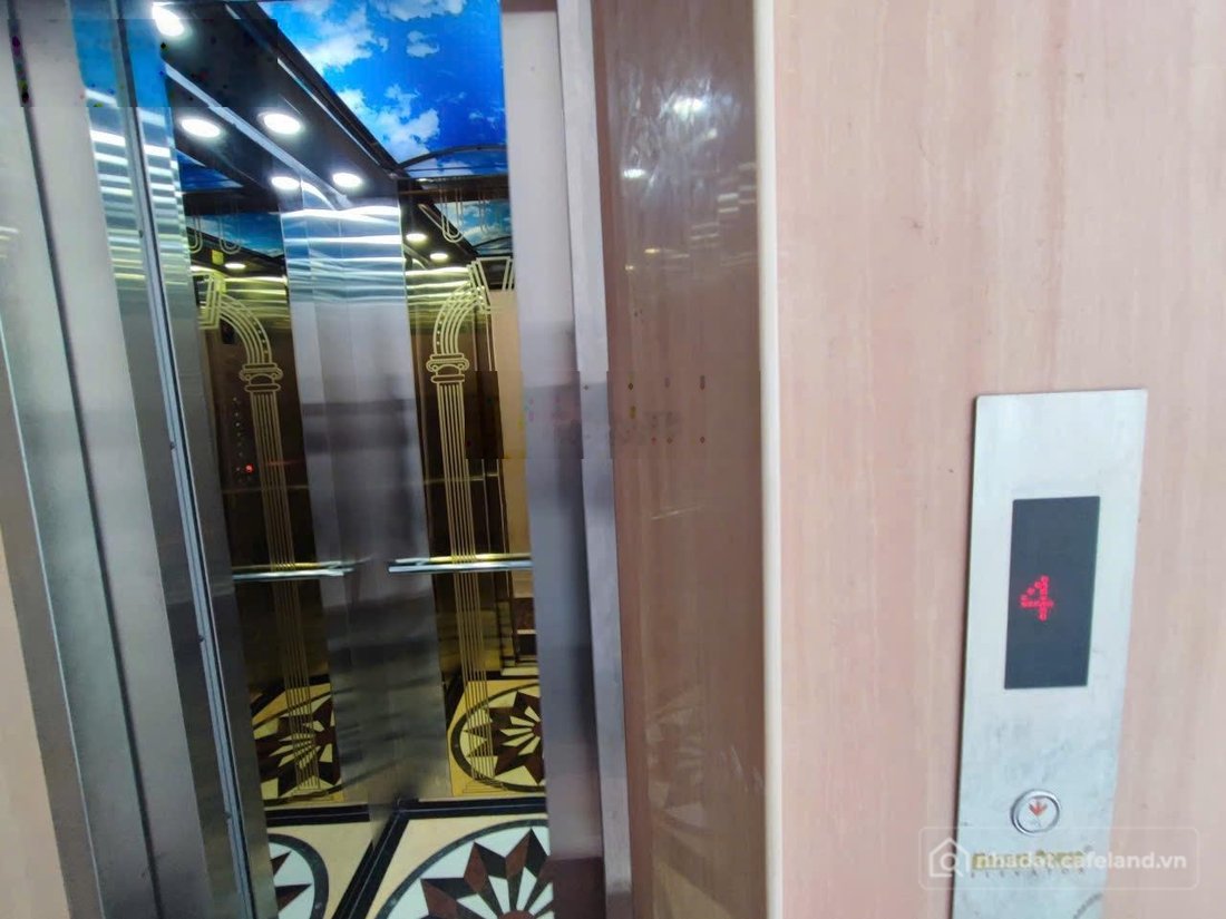 Nhà riêng: Cho thuê nhà nguyên căn 2 MT đường Trần Quang Khải