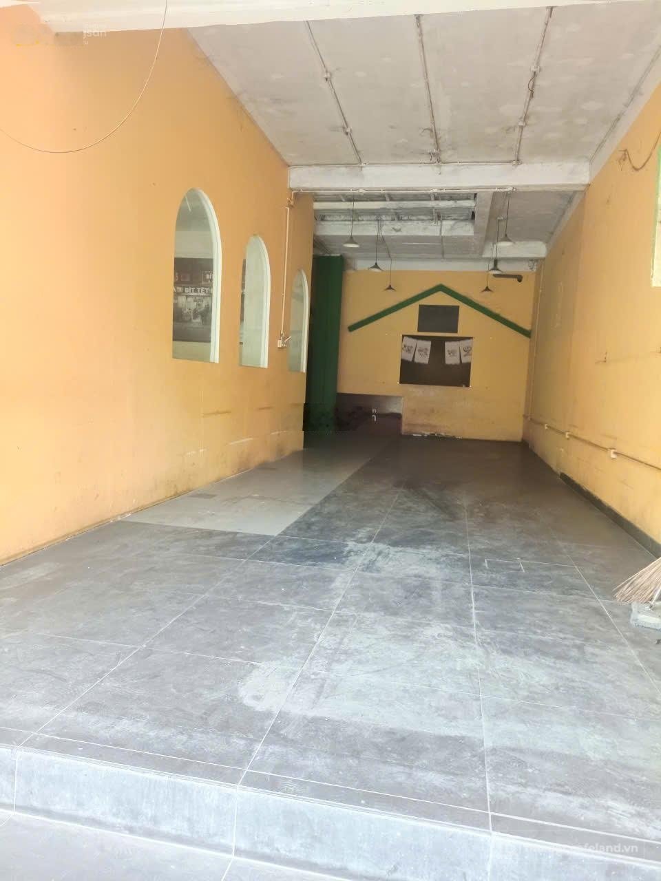 Nhà riêng: Cho Thuê Nhà Mặt Tiền Đường Đồng Đen, Tân Bình. DT 8m x 16m, 1 trệt,