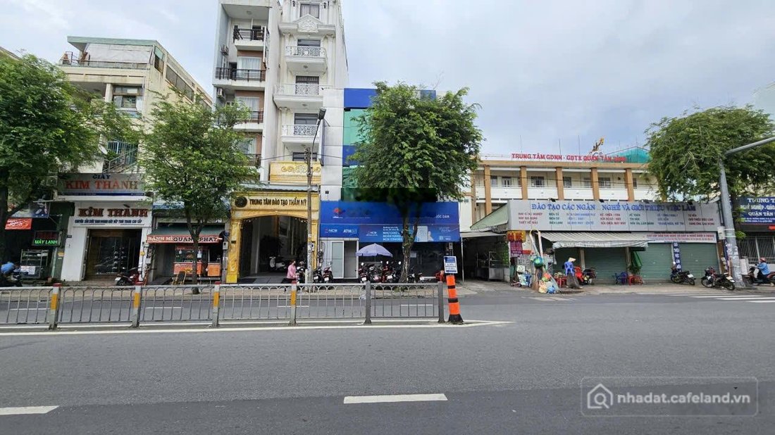 Nhà riêng: Cho thuê nhà mặt tiền đường Trường Chinh - DT 8m x 17m, 1 trệt, lửng,