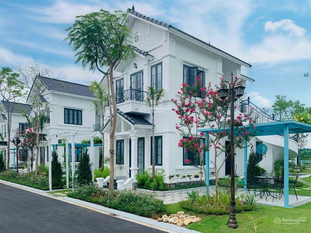 Tôi cần bán gấp biệt thự vườn vua bt8, sổ đỏ, bàn giao full nội thất, giá 6,6 tỷ 0912 256 ***