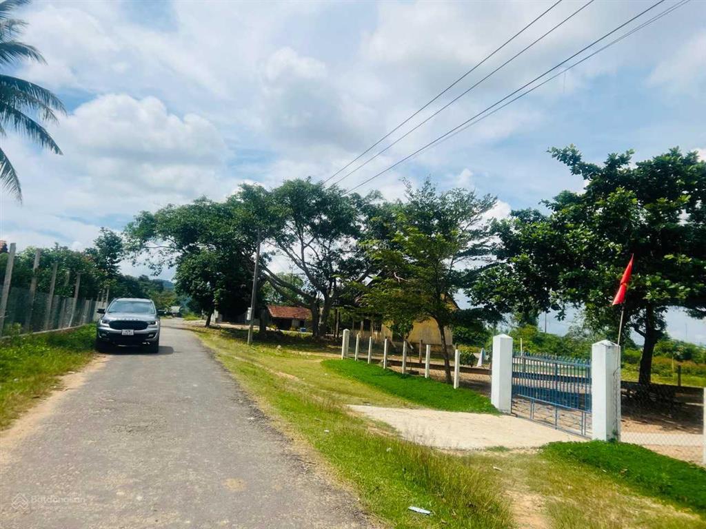 Tôi chính chủ cần bán lô đất 5x60m mặt tiền đường nhựa khu bàn cờ huyện ea kar, giá 250 tr/lô