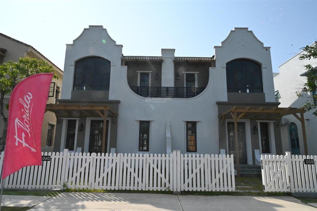 Giá siêu tốt căn biệt thự 8x20m, giá 4.2 tỷ bao hết đã nhận nhà ngay sau lưng là hồ bơi clubhouse