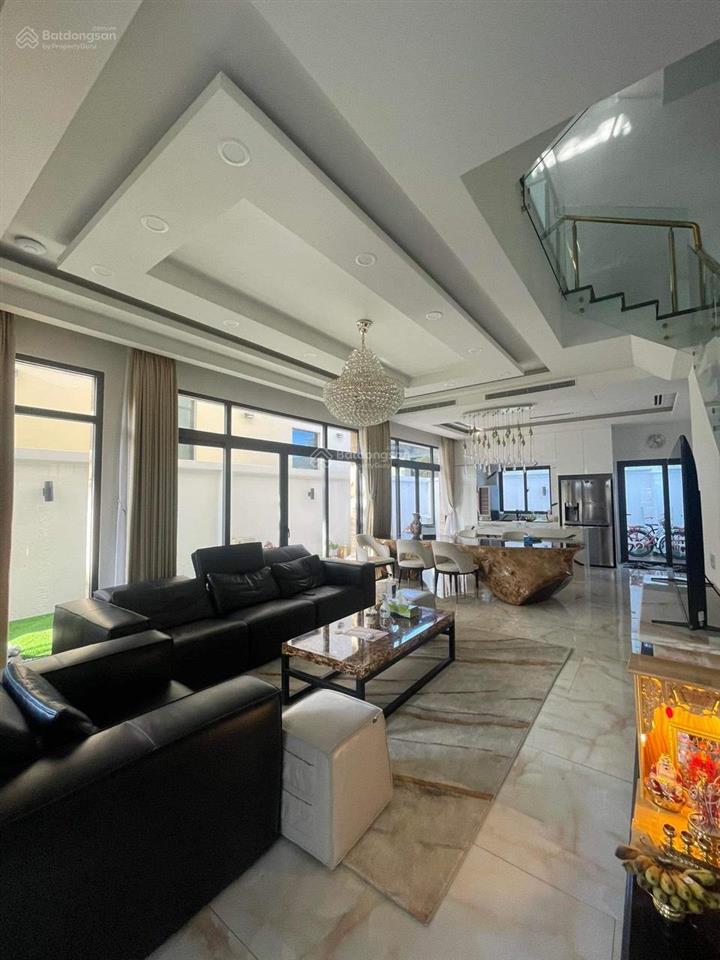 Bán gấp căn biệt thự vườn 8x18.5m verosa park. full nội thất cao cấp. ngay trục hồ bơi dự án