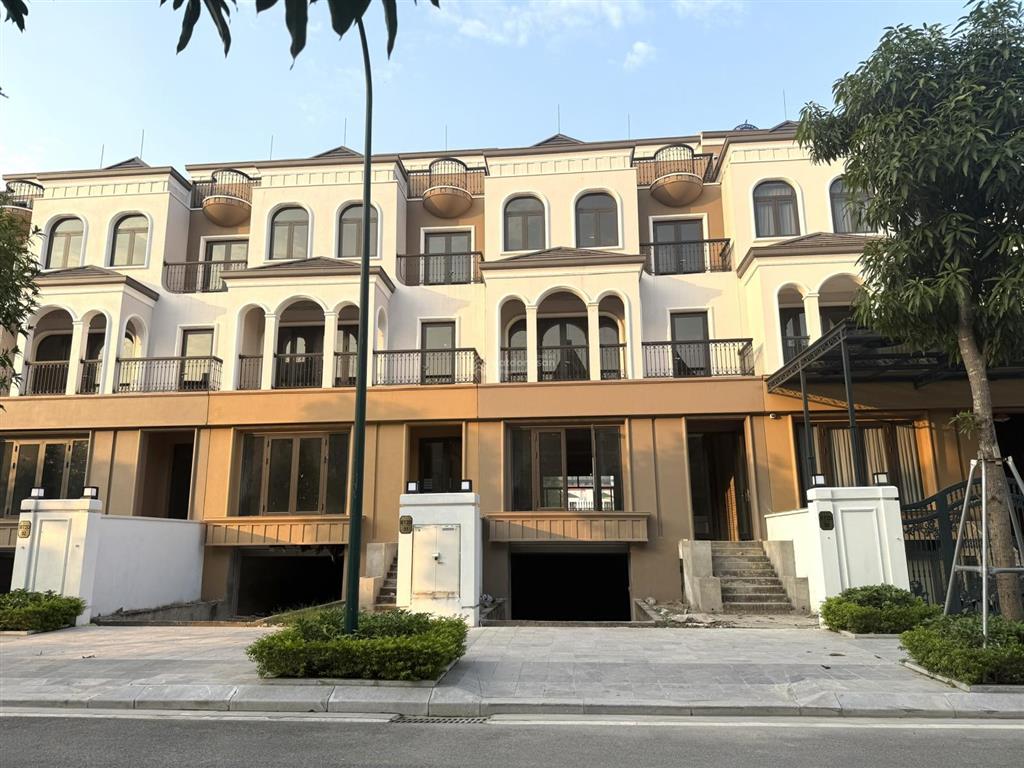 Bt 2 mặt tiền view công viên ciputra 4 tầng 1 hầm vỉa hè 5m hướng nam giá trực tiếp cđt