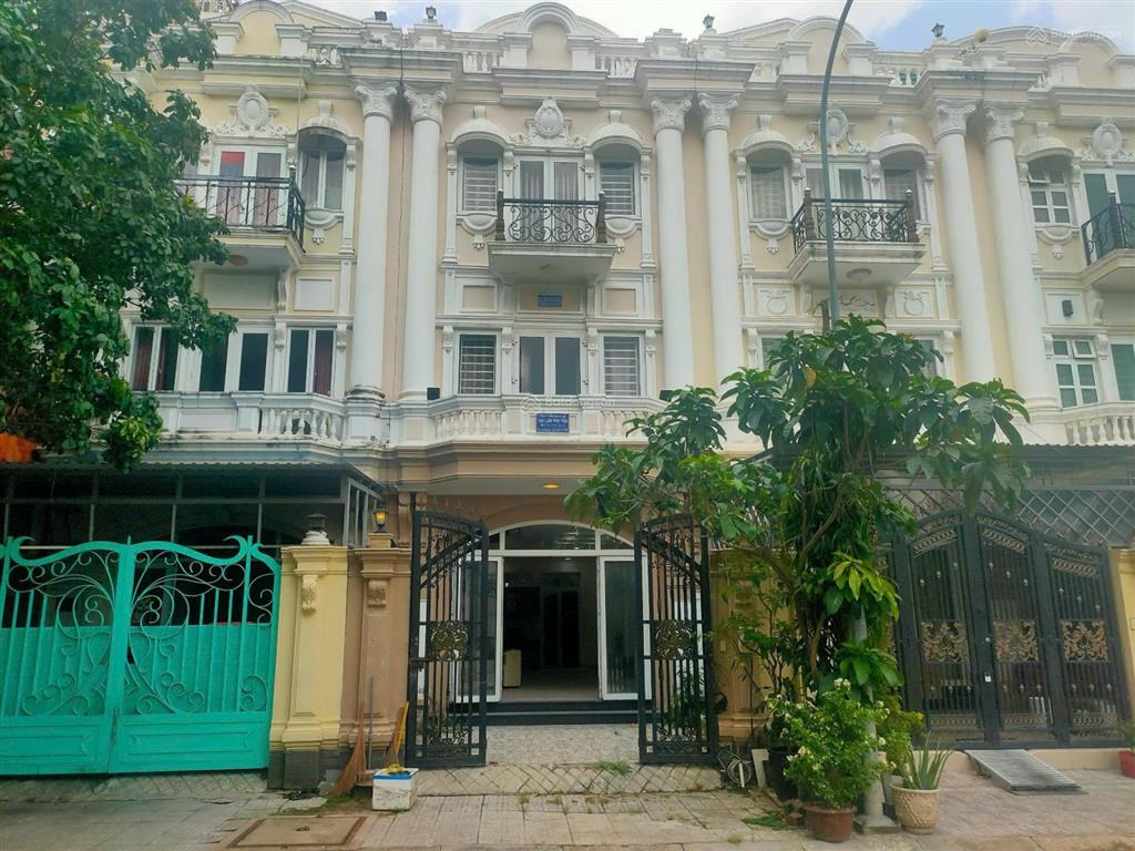 Bán căn nhà phố khu ninh giang tại cát lái. quận 2. dt 5x17m. 1 trệt 2 lầu 1 tum. giá 8.8 tỷ. shr.