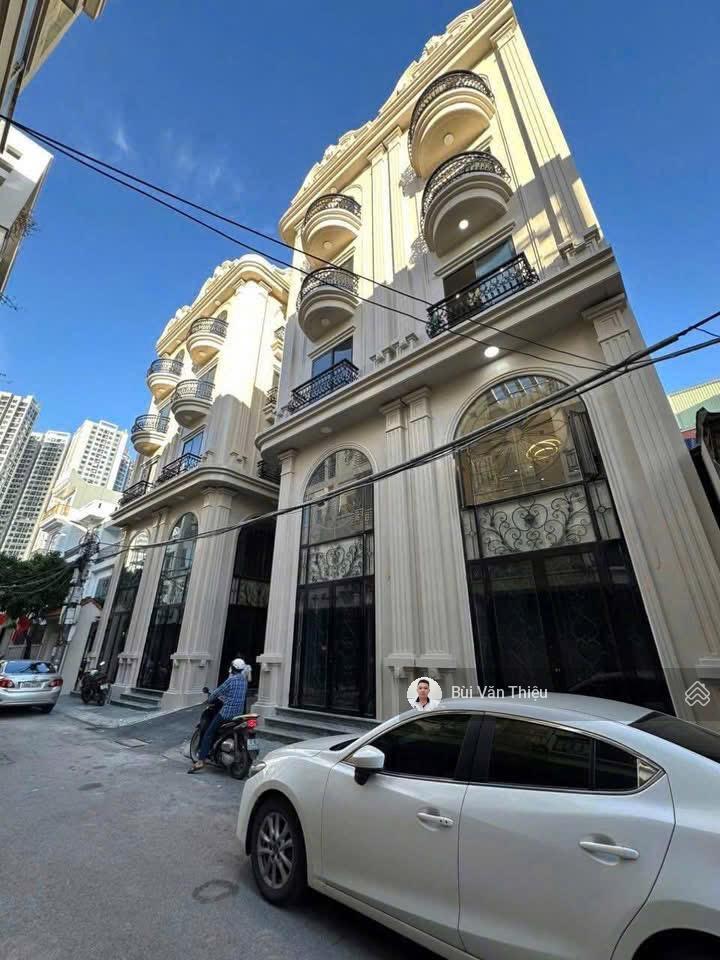 Nhà phố thiên lôi 5 tầng thang máy , cạnh aeon mall , ô tô đỗ cửa ngày đêm