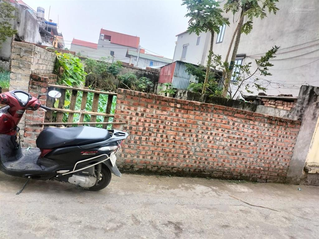 Bán đất 67,5 m2, mặt tiền 5 mét hậu 5 mét, ngõ 5 mét. trung tâm xã
