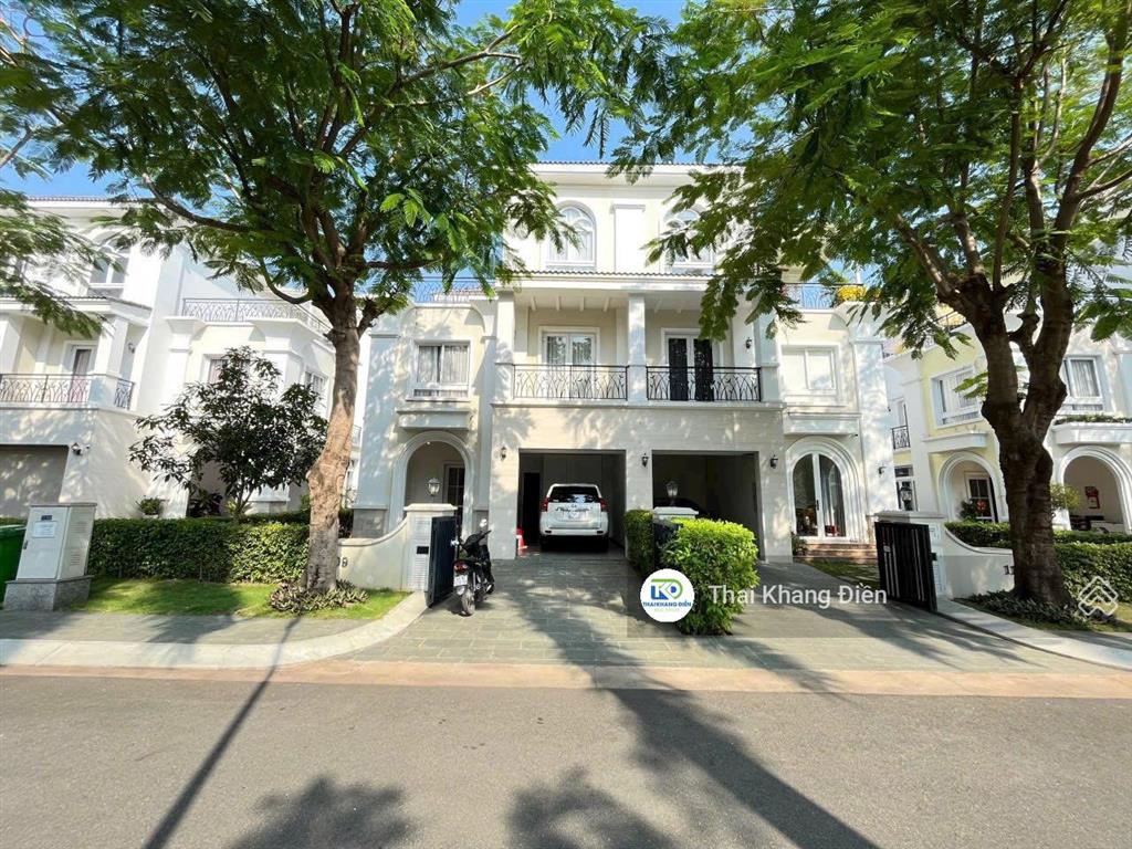 Chính chủ cần bán căn biệt thự song lập venica. dt 250m2 view hồ bơi. full nội thất. hướng đn
