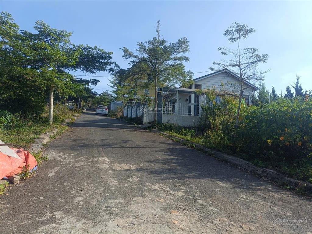 Đất biệt thự view rừng thông, đường măng lin, đà lạt. dt 200m2, đường ô tô. cách hxh 8km.giá 3.2 tỷ
