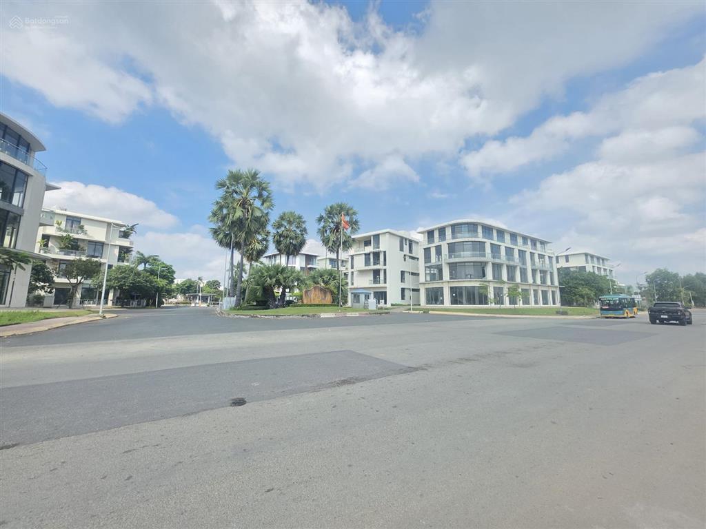 Cần bán lô đất 99m sát mặt tiền đường bưng ông thoàn giá 5.650 tỷ