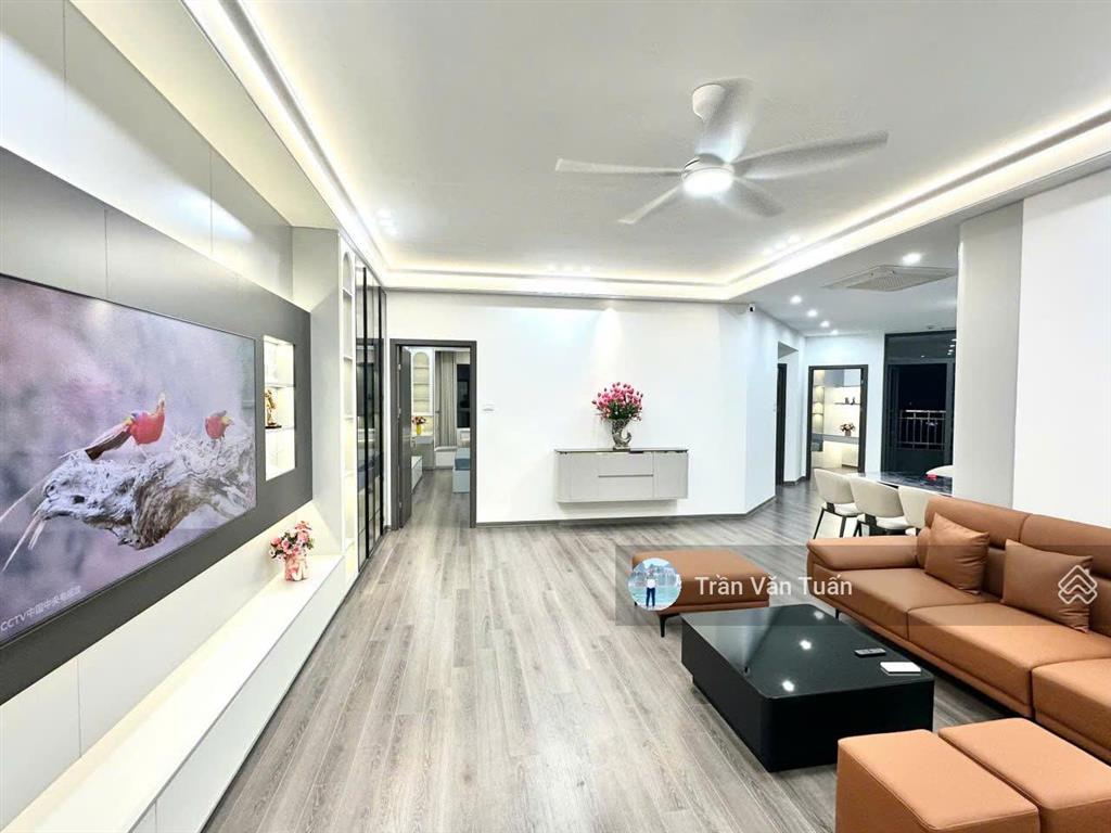 Chính chủ bán căn hộ chung cư 120m2 tòa 17t3 hoàng đạo thúy, 3pn + 2wc, full nội thất, giá 11.2 tỷ
