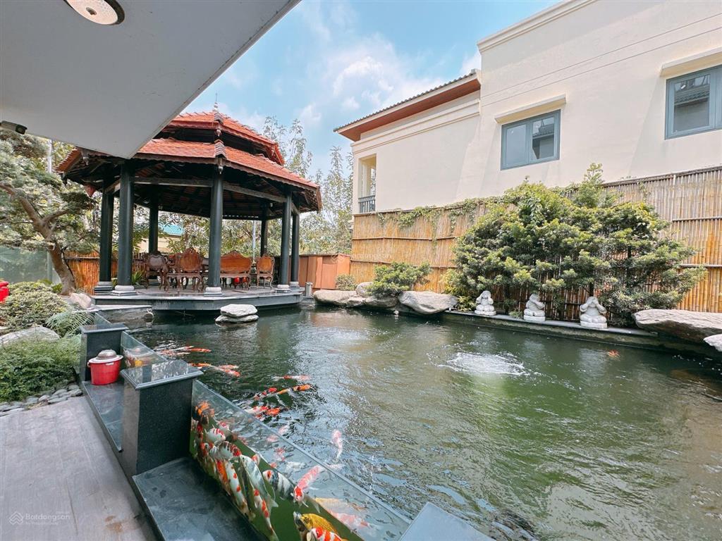 Biệt thự senturia 430m2 vườn lài an phú đông. ngang gần 23m nở hậu, gồm 1pk 1bếp + 6pn, hồ cá koi