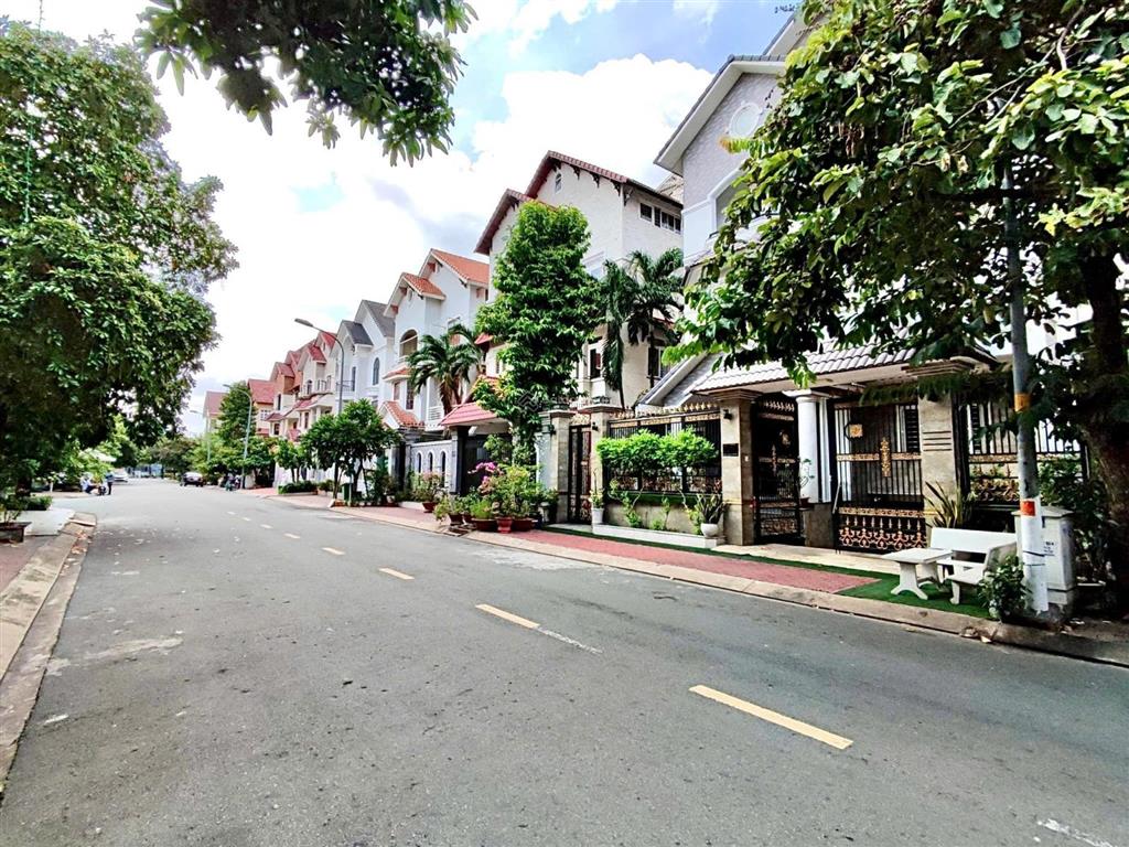 Gấp. chủ gửi bán gấp trong tháng biệt thự kdc trung sơn, đường số 24, diện tích 250m2, giá 50 tỷ