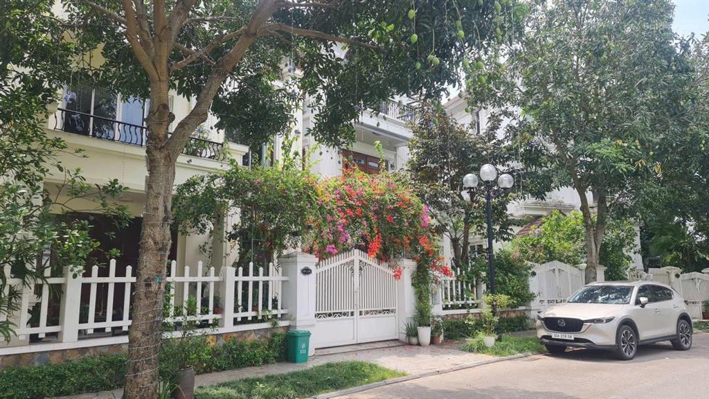 Bán biệt thự hoa phượng vinhomes riverside. dt 181m2 3 tầng, nội thất đẹp về ở ngay