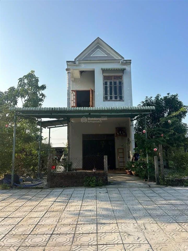 Diện tích 300m2 (12mx25m), hướng nam mát mẻ, được tặng nhà 2 tấm, có thể vào ở ngay