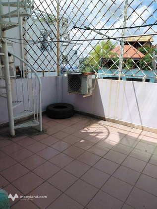 Nhà đúc bê tông cốt thép kiên cố, 1 trệt, 3 lầu, sân thượng