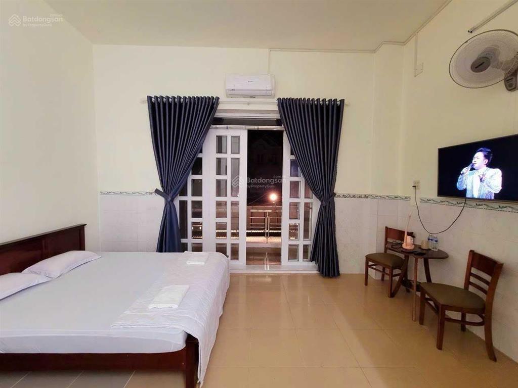 Bán gấp hotel gía chỉ 4.2tỷ mt đường hoàng văn thụ 5x30m 3 lầu có 10 phòng đang kinh doanh