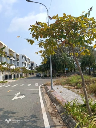 Diện tích đất 102m2, nhà 1 trệt 2 lầu, sàn 257m2 thuộc LK9, view công viên và trường FPT tuyệt đẹp