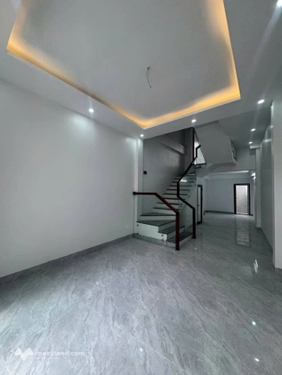 Bán nhà 2 tầng còn thơm mùi sơn, phường Đông Sơn