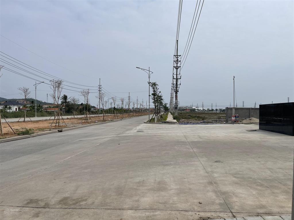 Diện tích đất 5.000m2. không gian rộng rãi, thông thoáng. hạ tầng sẵn có, sạch đẹp. bàn giao ngay