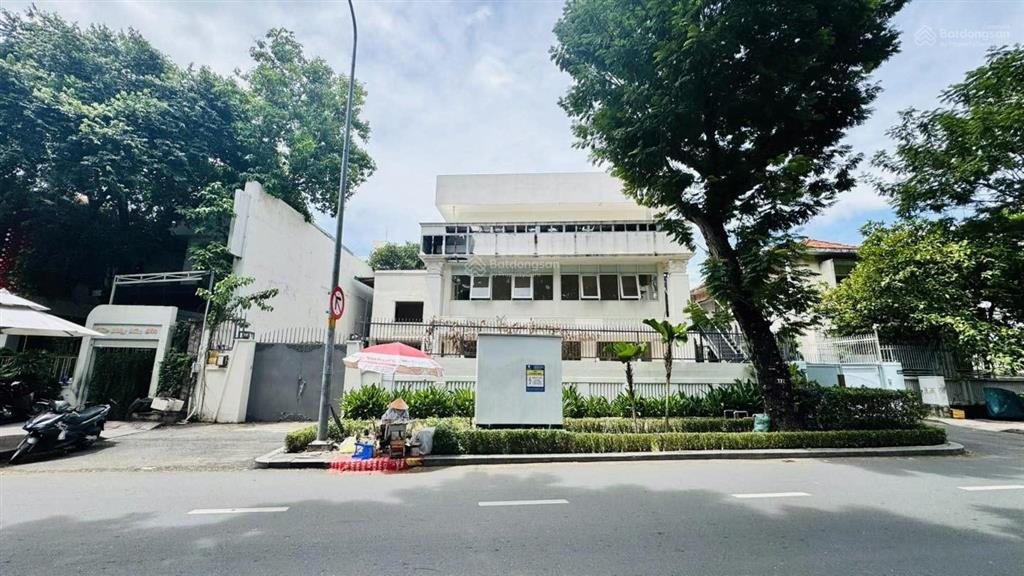 Bán khuôn đất lớn trung tâm giá chỉ 590tr/m2 với dt20x40m mt đường trương định quận 3. giá 450 tỷ
