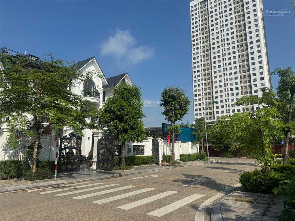 Bán biệt thự 240m2nội thất đẹp nhất geleximco khu cthang máy full kính 4 mặt bể bơi bể cá koi