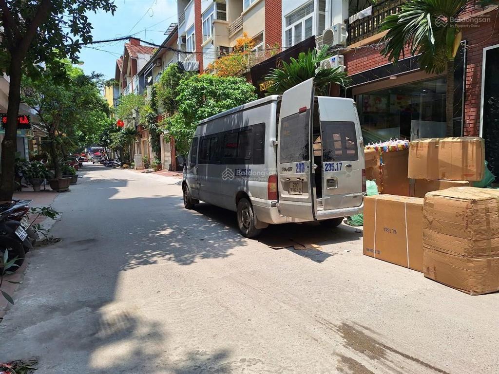 Nhà đẹp liền kề kinh doanh buôn bán tốt ô tô tránh trước nhà khu dân trí cao. giá 23 tỷ